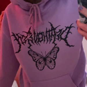 Hoodie - Säljer eftersom jag inte använder längre. Jätte skönt tyg! Säljer för 70 kr + frakt! Storlek S