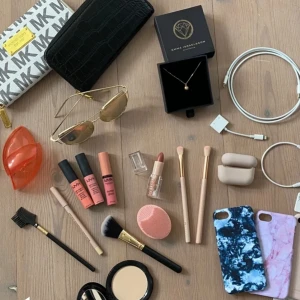 Smink  - Allt e i bra skick typ inget  är använt utom halsbsndet som är använt ett få tal gånger annars är typ allt nyt och bara leggat i en låda kontakta mig om du vill ha någon enskilt så kan vi lösa det 💕