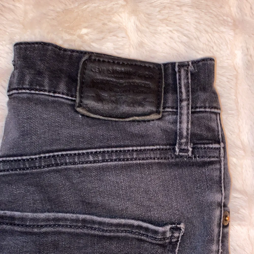 Fina Jenans super sköna har en liten reva på låret. Jeans & Byxor.
