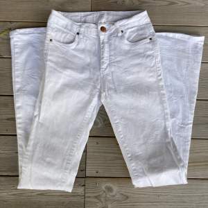 Snygga vita bootcut-jeans från 2nd One. Storlek 36. Sitter som en smäck. Resår i midjan. Inga skador.