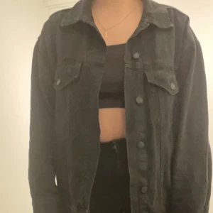 Jeans jacka svart - Svart jeans jacka superbra skick!! 🌸 Kan fraktas