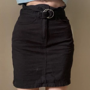 Jeanskjol - Jeanskjol. storlek: 32. H&M. Nyskick. Aldrig använd.  Möts upp eller fraktas. Köparen står för frakten <3