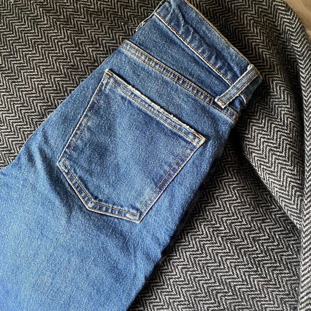 Zara högmidjade jeans med slutning längst ner. Storlek 34. Superfint skick💗 Säljer pga för korta för mig, jag är 165 cm. Jeans & Byxor.