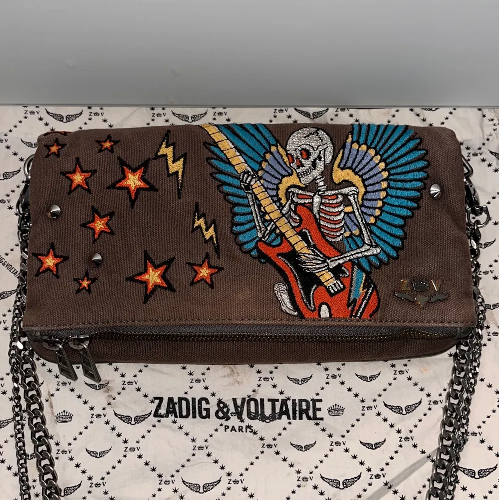 Limited edition Zadig & Voltaire väska. Väldigt unik och i bra skick. Lång & kort kedja ingår samt dustbag. Väskor.