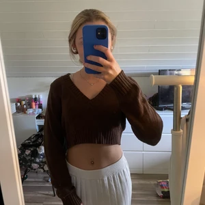 Tröjor - Två tröjor fast olika färg. Andvänds för länge sedan men är i bra skick. Svart och Brun. Båda tröjorna för 50kr eller mindre Ingen fri frakt!!