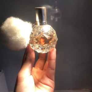 Ariana Grande perfym - Jag fick den i present för ungefär ett år sedan har använt den några gånger. Jag säljer den för jag inte så jätte stort fan av doften. Den är ny skick den har inga repor eller något sånt. Den håller i exakt två år till💗