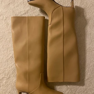 Stövlar med klack  - Stövlar med klack från h&m, strl 36. Helt oanvända, prislapp kvar. 