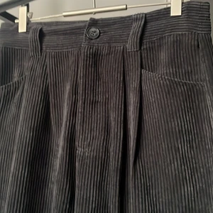 Manchester byxa - Svarta Manchester byxor från Gina Tricot, köpte dem för ca 3/4 år sedan. Använder inte alls längre så därav säljer jag dem🌸