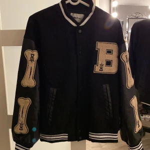 varsity/baseball jacka - säljer denna supersnygga varsity/baseball jackan då jag köpte den och har aldrig använt! passar M men ifall man gillar lite oversized så passar den oxå strl S.   