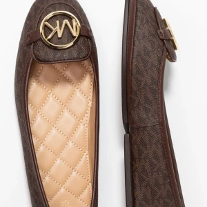 michael kors skor - säljer mina fina MK ballerina som jag använt en gång men då var dom för små, nypris: 1395kr från zalando storlek 39