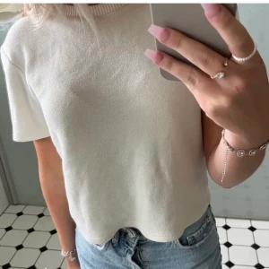 Stickad T-shirt Zara - Säljer denna typ använd några gånger ❤️