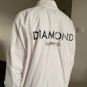 Diamond supply Co. Vindjacka stl M - Vindjacka från Diamond supply co. Sparsamt använd. 