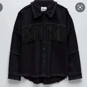 Svart höst/vår jacka från Zara  - Snygg och trendig vår/höstjacka från zara! Bra skick men säljer då den inte kommer till användning längre <3 ❌ TRYCK INTE PÅ KÖP KNAPPEN ❌