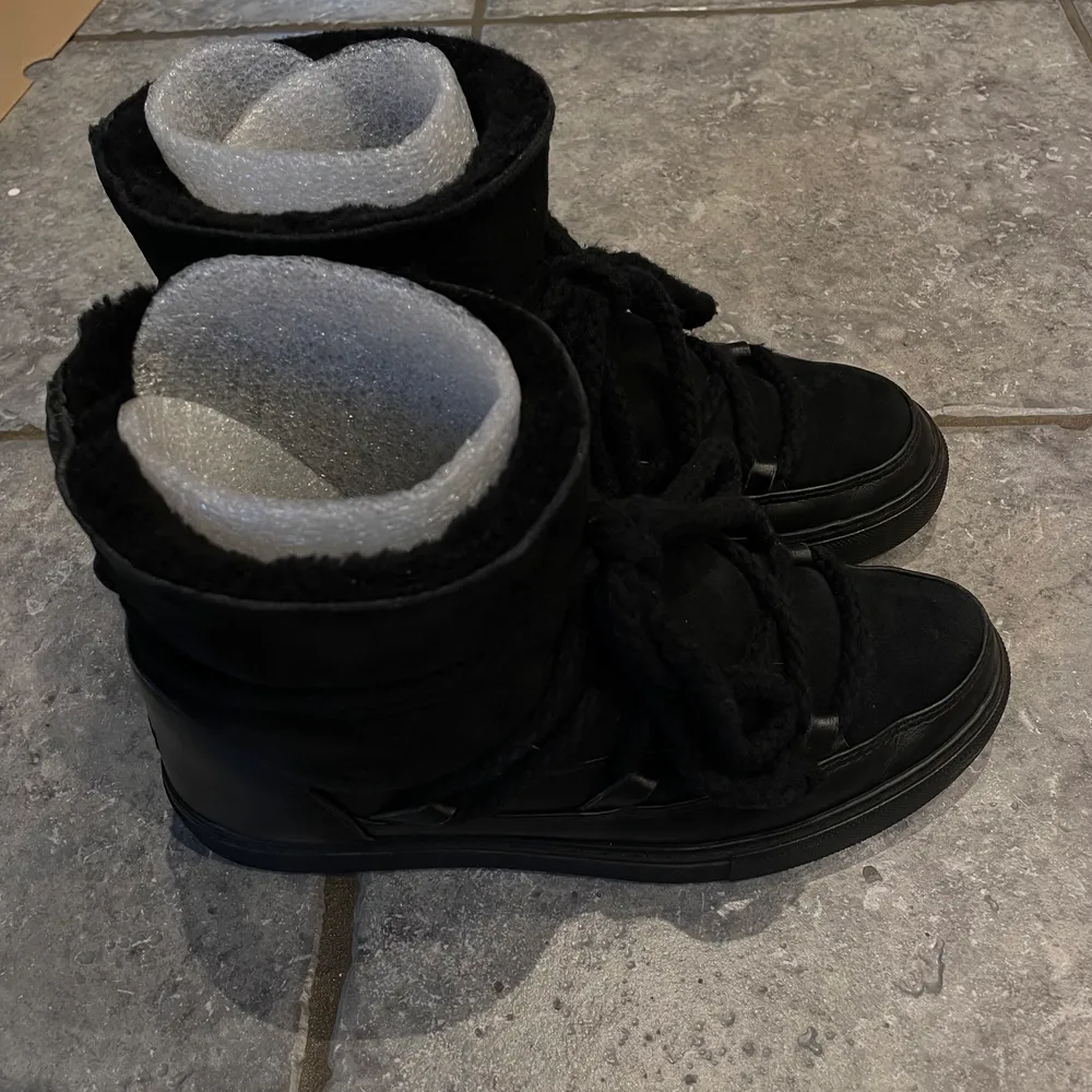 Säljer mina fina inuikii vinterskor i svart♥️ Inköpta för 2600 kr. Använda sparsamt och är jättefint skick. En liten repa bak på höger sko som knappast syns (se bild). Storlek 38. 1300 kr+frakt (klicka ej ”köp nu”) Kontakta mig på meddelande vid intresse💖. Skor.