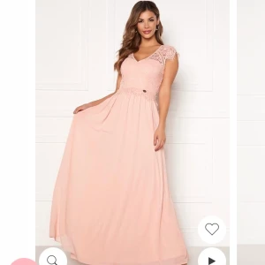 Rosa Balklänning - Säljer denna otroligt vackra rosa balklänning från Bubbleroom. Oanvänd Strl: 38 SLUTSÅLD på hemsidan Passar perfekt till bal som till bröllop.  Livdel i vacker spets, Guldemblem i midja Knäpps i ryggen med knapp  Vacker ringning i ryggen Fint fall, spets