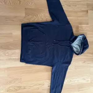 Marinblå Champion hoodie i bra skick