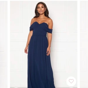 Blå Balklänning - Säljer denna superfina marinblåa balklänning Oanvänd Strl: 38 Klänningen har en fin passform och passar perfekt till festliga tillfällen. Stum, vävd kvalitet, Fodrad två lager Fina draperade axelband  Dold dragkedja i rygg, Fint fall