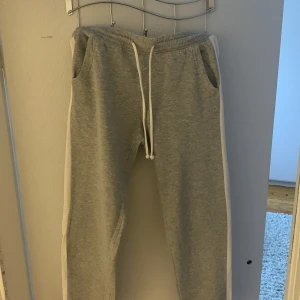 Byxor - Byxor i storlek S. Säljer eftersom dom är för korta för mig. Dom är i bra skick, inga skador på byxorna. Köparen står för frakten! Betalas med Swish!