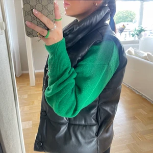 Snygg väst från NAKD  - Väst från NAKD. Storlek 32 men passar även 34. Bra skick! Nypris: 639kr 