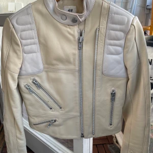 Biker Jacka - Ljus beige Biker Jacka med vita inslag. Använd endast 2 ggr. 