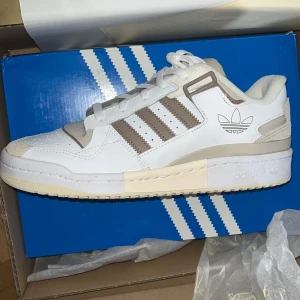 adidas forum low - jättesnygga adidas forum low sneakers i helt nytt skick. slutsålda. råka göra fel i beställningen så säljer dem istället 💕storlek 39 1/3 passade mig som brukar ha 39. även skosnören i samma gulbeiga färg som på skorna medföljer :)
