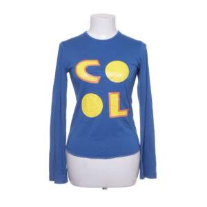 Blå långärmad tröja med texten ”cool”, tunnt superskönt material, ärmarna är något utsvängda.☺️ Köpt på Sellpy har aldrig använts av mig, lånat bilderna därifrån. Fraktkostnad tillkommer!!