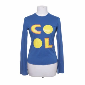Blå långärmad 🔵 - Blå långärmad tröja med texten ”cool”, tunnt superskönt material, ärmarna är något utsvängda.☺️ Köpt på Sellpy har aldrig använts av mig, lånat bilderna därifrån. Fraktkostnad tillkommer!!