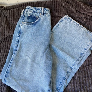 NA-KD jeans i storlek 38 - Helt nya, aldrig använt dem. Dem är högmidjade och långa i benen. Säljer byxorna då dem inte satt riktigt som jag ville och ångrade mig men råkade ta bort lappen så kunde ej skicka tbx. 