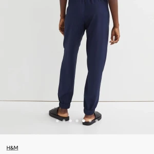 Nya byxor i silkes mix - Säljer mina silkes joggers billigt. Köpte de för 999 kr tröjan finns också. 