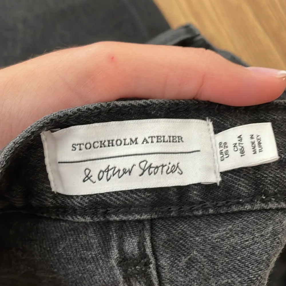 Sjukt snygga unika low waist jeans från And other stories! . Jeans & Byxor.