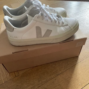 Veja skor i storlek 37 - Säljer nu mina Veja skor i storlek 37 då jag har alldeles för många skor. Bara använda 4-5 gånger så väldigt fint skick! Köpta för kring 1400kr. De är normala i storleken.