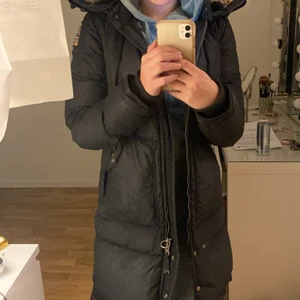 Parajumper longbear, kan gå ner pris lite vid snabb affär - Smått slitet ikl dragkedjan, ersatt den sålänge men har kvar originalet. Pälsen inuti luvan börjat släppa lite (se bild) och muddarna också lite slitet, därav priset. Använd 2 vintrar, säljer för den är lite för stor nu, passar s, xs, och även m. 