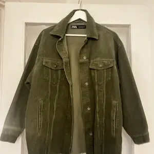 Fin jacka/skjorta från Zara. Använd ett fåtal gånger. Storleken XS i mörk grön färg 🌼