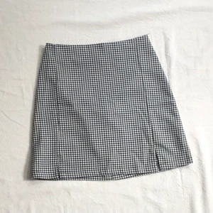Brandy Melville kjol - Kjol från Brandy Melville / John Galt i svart vit rutigt mönster. Den har slits på båda sidorna. Sitter som en XS-S i storlek skulle jag uppskatta då ingen storlek är angiven. Mycket bra skick
