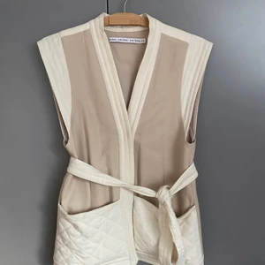 &other stories väst  - Sparsamt använd väst från &other stories. Storlek 36. 