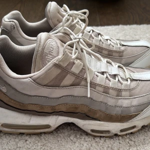 Nike air max 95 - Nike air max 95 i färgen desert sand.   Avtorkade med fuktig trasa. Använda men mycket kvar att ge.   Storlek 41
