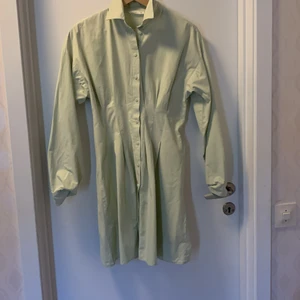 DF Young skjortklänning ljusgrön strl 36 - Tight i midjan, lös resten av kroppen. Ljusgrön, använd vid två tillfällen. Strl 36.