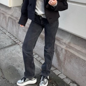 Mid rise jeans  - Grå mid rise jeans från zara, tror inte dessa säljs längre. Strl 32. 350+frakt❤️‍🔥👌🏼(två första bilderna är lånade från Pinterest)