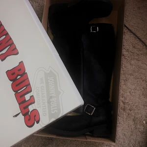 Johnny bulls skor - Äkta Johnny bulls skor som är köpta för 2100 och säljer nu för 800. Bra skick, endast använda tre gånger. Storlek 38. 
