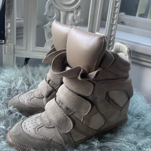 Isabel Marant Bakett - Säljer mina beiga isabel marant i storlek 38. Passar mig som har 37 i vanliga fall. Sparsamt använda, så i fint skick. Köpta för cirka 4950kr.🫶🏼