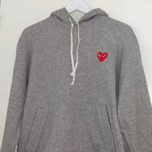 COMME DE GARCON HOODIE - Säljer min kära cdg hoodie för 900kr! Köpt på NK för 2400kr, kvitto finns🫶🏼
