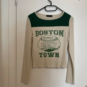 Tröja toppar  -  Är i storlek M till S Är lite tajt i storleken aldrig använd