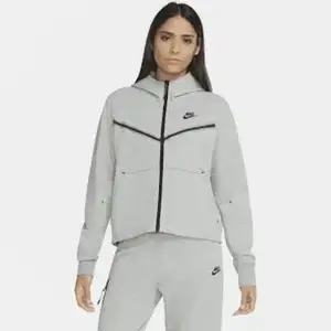 Grå Nike tech hoodie. Köpt på Nikes hemsida för nu några månader sen men har inte använt på flera månader. Inte alls några skador eller fläckar