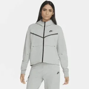 Nike tech fleece dam - Grå Nike tech hoodie. Köpt på Nikes hemsida för nu några månader sen men har inte använt på flera månader. Inte alls några skador eller fläckar