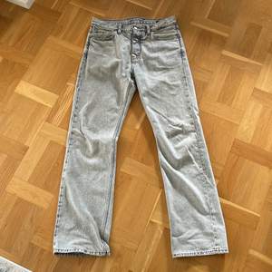 Säljer mina Hope Jeans i modellen rush denim. Storlek 30. Skick 9/10. Säljes då de inte kommer till användning lika mycket längre. Köpte de i våras i Hopes butik för 1600. 