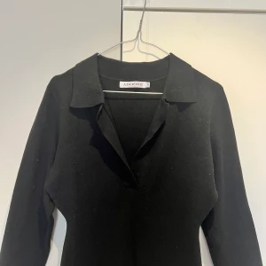 Adoore klänning - Fin stickad klänning från Adoore i storlek 38. Aldrig använd och är därmed i väldigt gott skick.   Kan mötas upp i Stockholms innerstad eller skicka med posten om så önskas!
