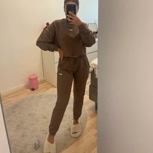 Nike dress - Nike dress. Ej äkta. Storlek m på båda. Lite söm har spruckit från byxorna annars helt felfria 🤎