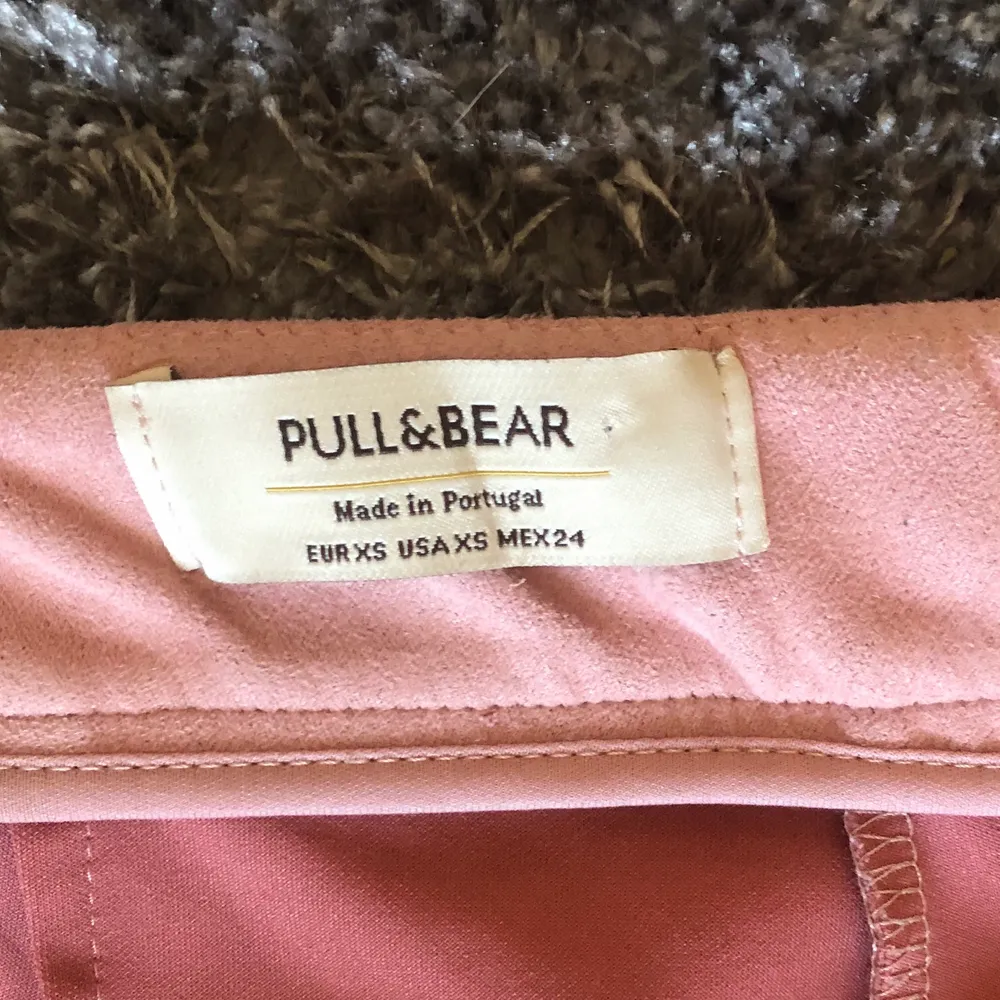 Söt kjol från pull&bear köpt när jag var i Spanien men inte använt efter det. Dragkedjan åker till andra sidan ibland när man sätter på sig den men är inte sönder. Köparen står för frakt.💕  . Kjolar.