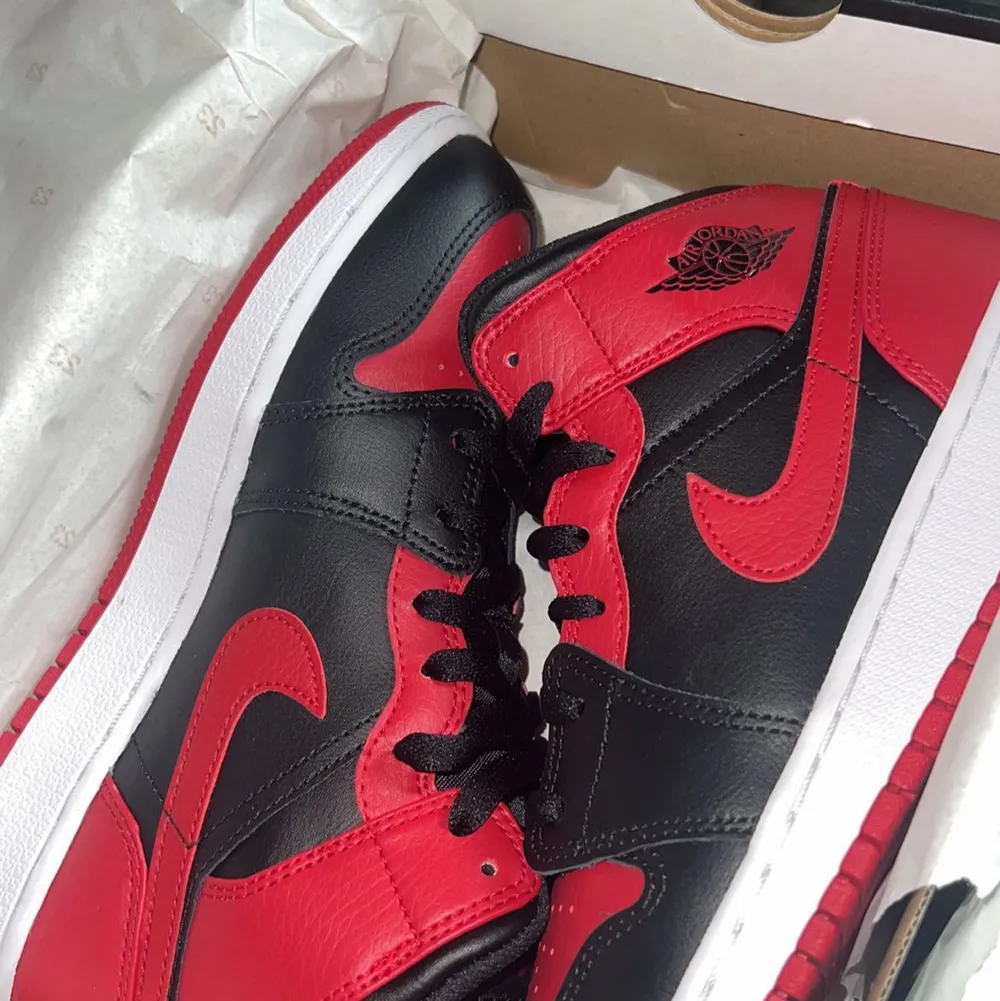 Helt nya Jordans, köpta för 2600. Endast testade en gång då dom tyvärr var väldigt små i storleken, men aldrig använda. Storleken är 38,5 men passar bäst för den som har strl 38. . Skor.