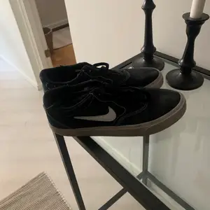 Svarta Nike skor 